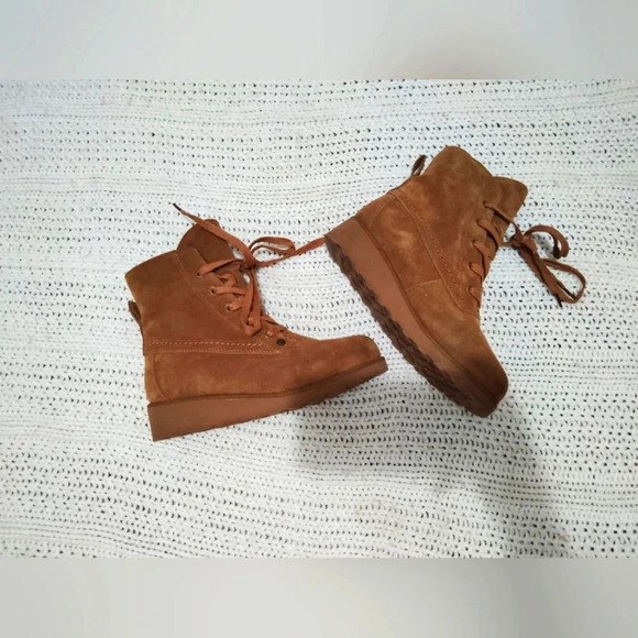 Bearpaw wedged boots In New Condition Size 7 - Picture 2 of 7